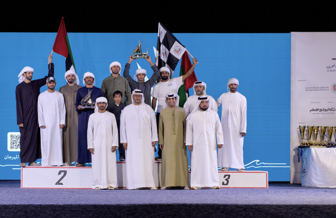 Sheikh Ahmed bin Hamdan Al Nahyan crowns the winners of the Murwah 43ft category race.